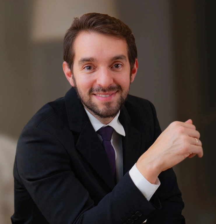 Dr. Danilo Marcato — Neurocirurgião e Cirurgião de Coluna